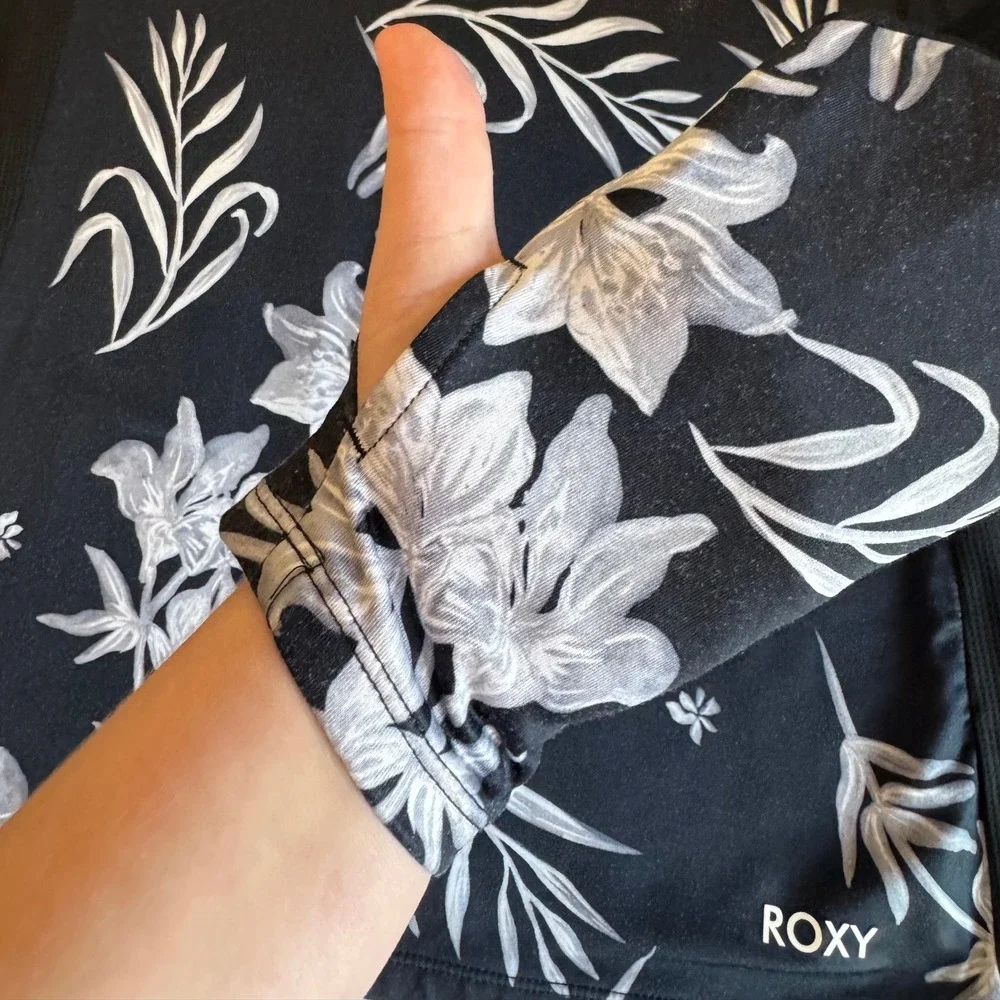 Roxy sz M Womens Black Floral Swim Rash Sun Gaurd Beach Outdoor Travel Vacation